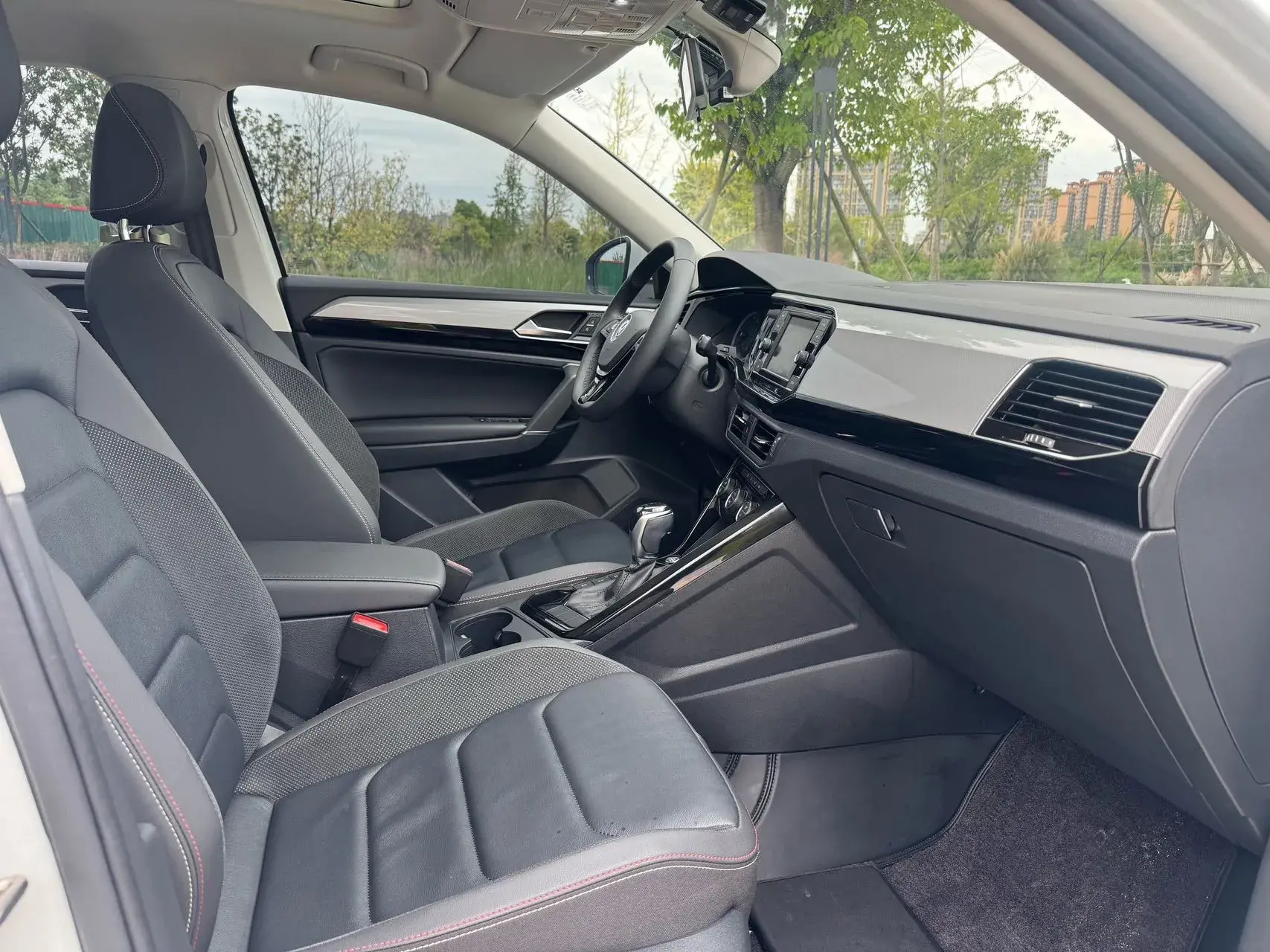 2019 VOLKSWAGEN TAYRON thumbnail 3