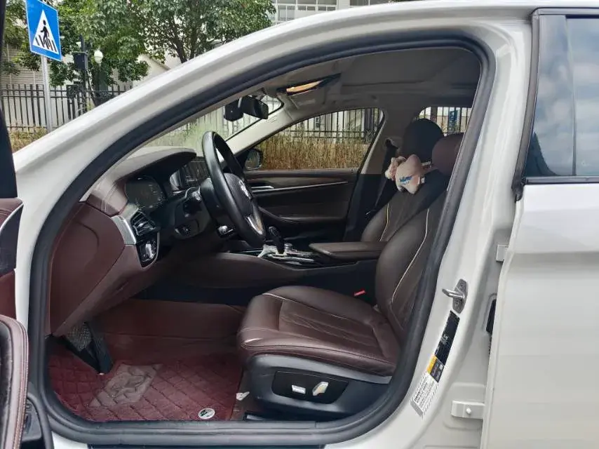 2020 BMW 5 thumbnail 4