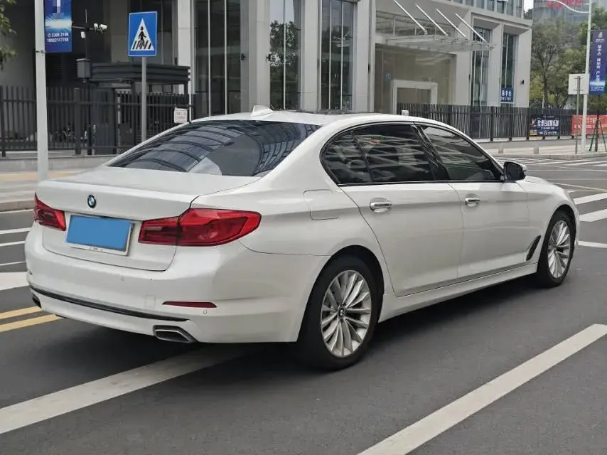 2020 BMW 5 thumbnail 3