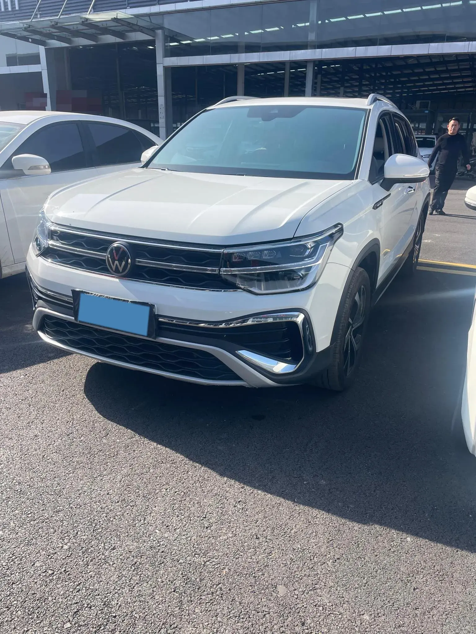 2023 VOLKSWAGEN THARU view 1