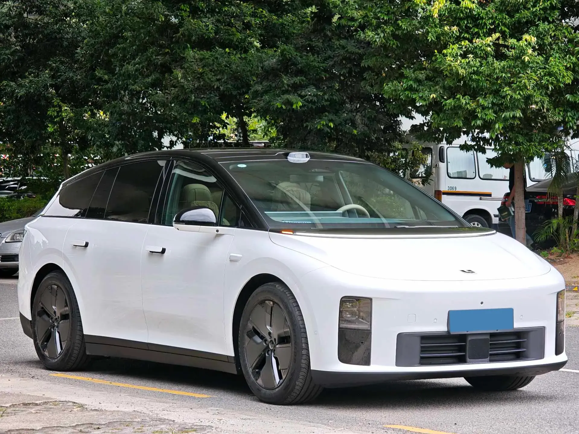 2025 LI I6 thumbnail 4