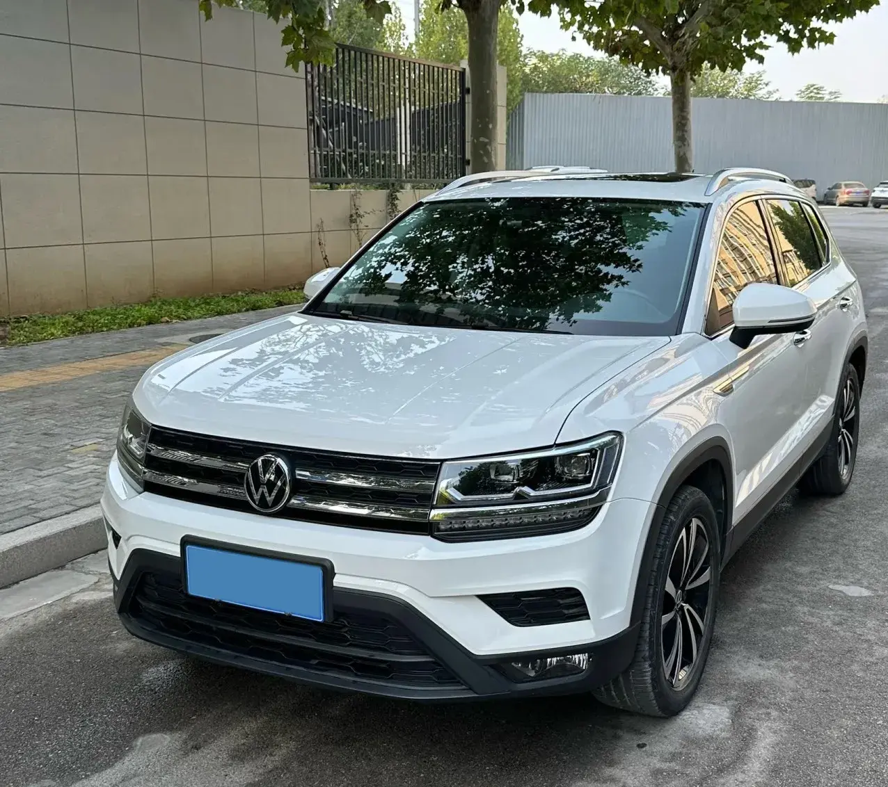 2021 VOLKSWAGEN THARU view 1