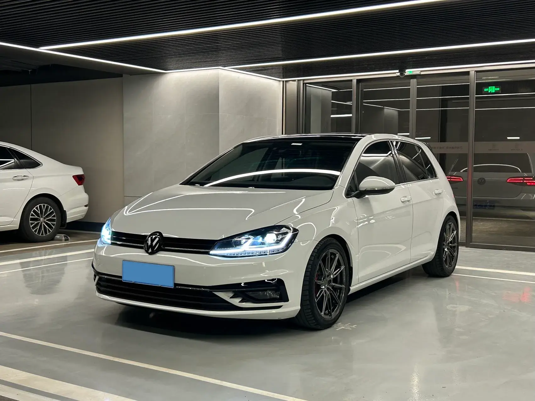 2020 VOLKSWAGEN GOLF view 1