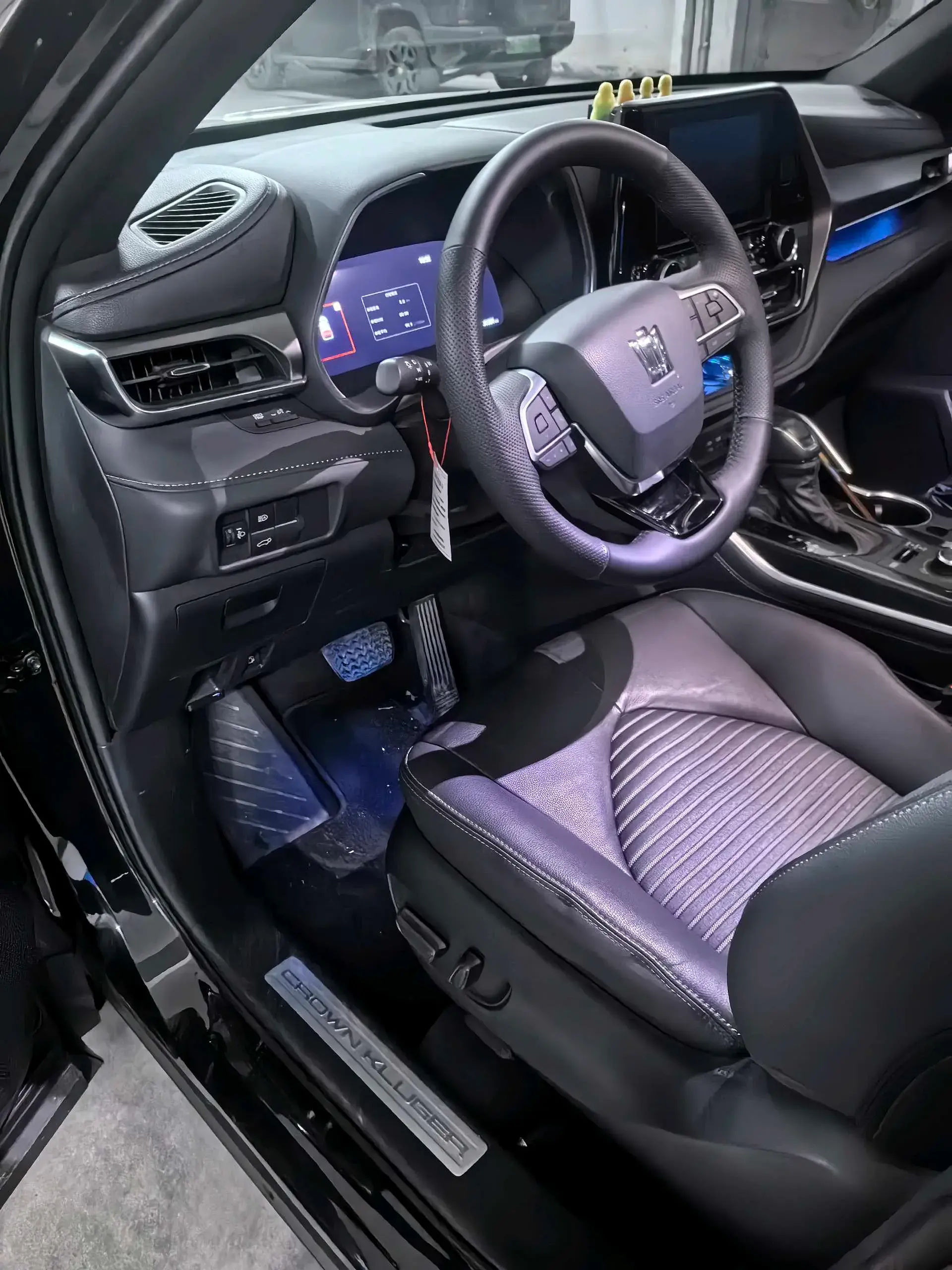 2022 TOYOTA CROWN thumbnail 3