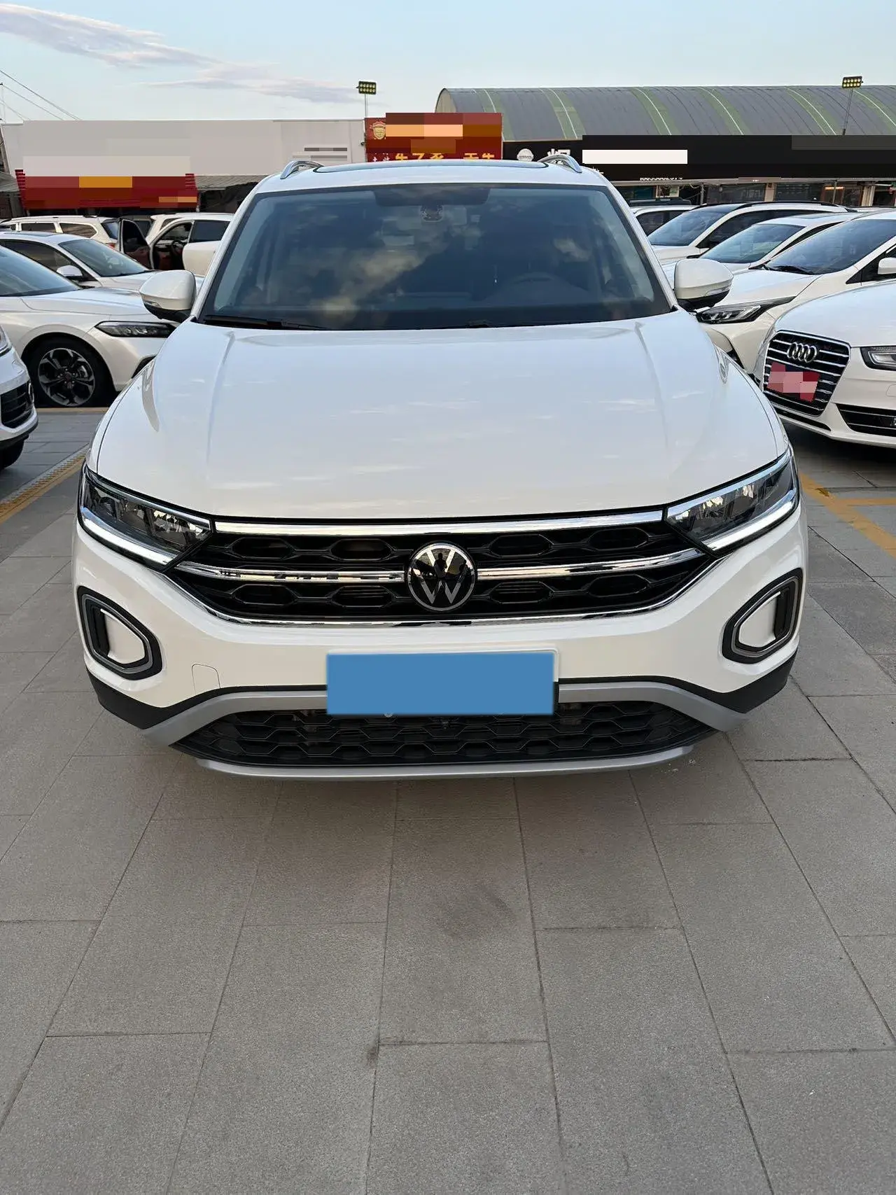 2025 VOLKSWAGEN T-ROC thumbnail 2