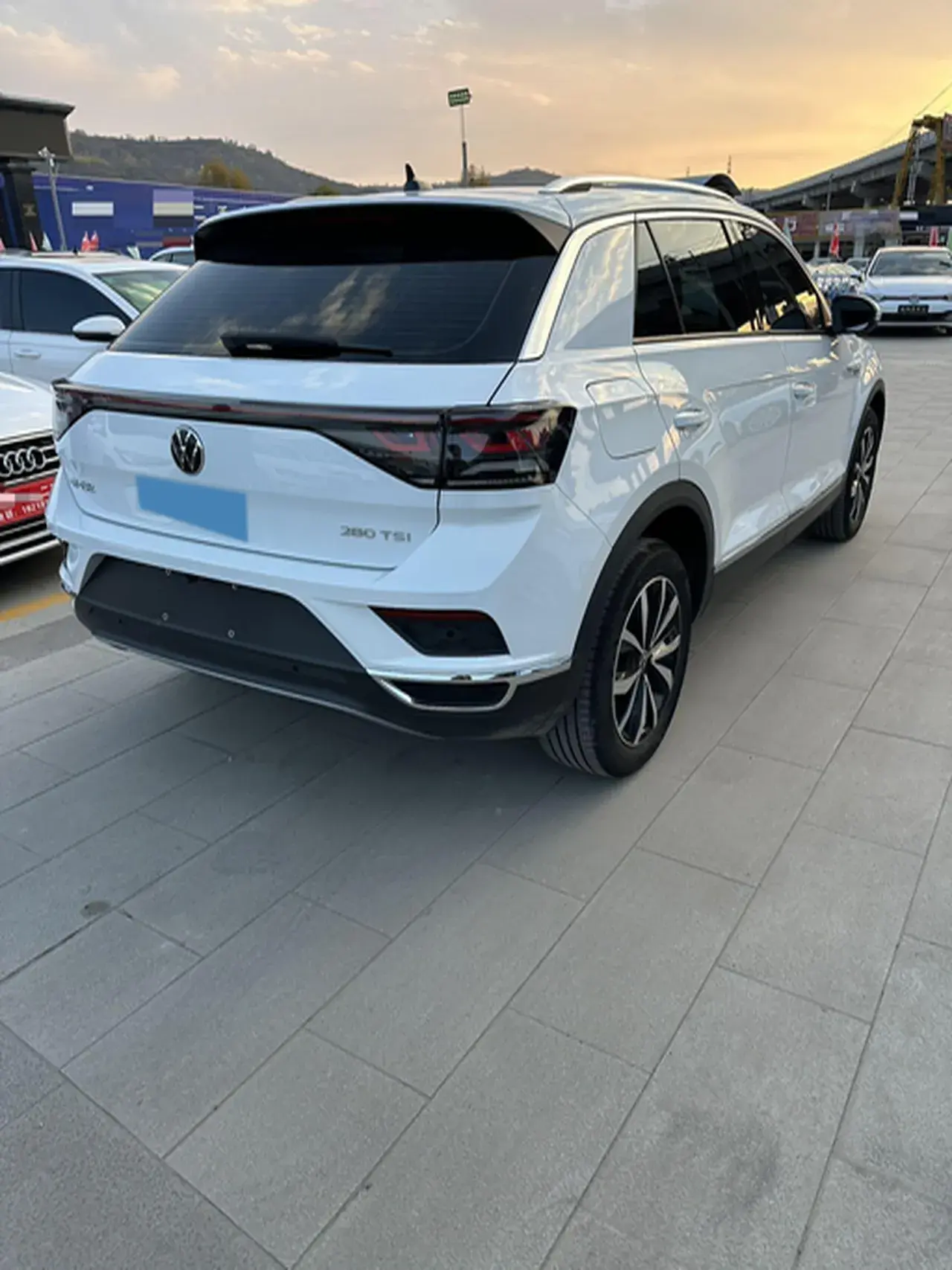 2025 VOLKSWAGEN T-ROC thumbnail 4