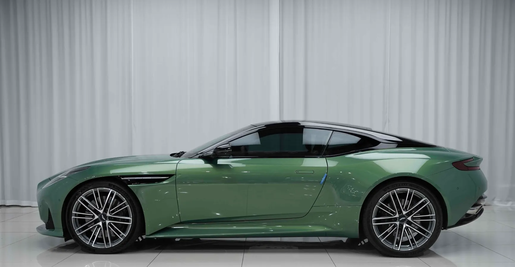 2023 Aston Martin DB12 4.0T 680HP V8 8AT,autocango,china used car exporter,china ev exporter,chinese used car exporter,chinese used ev exporter