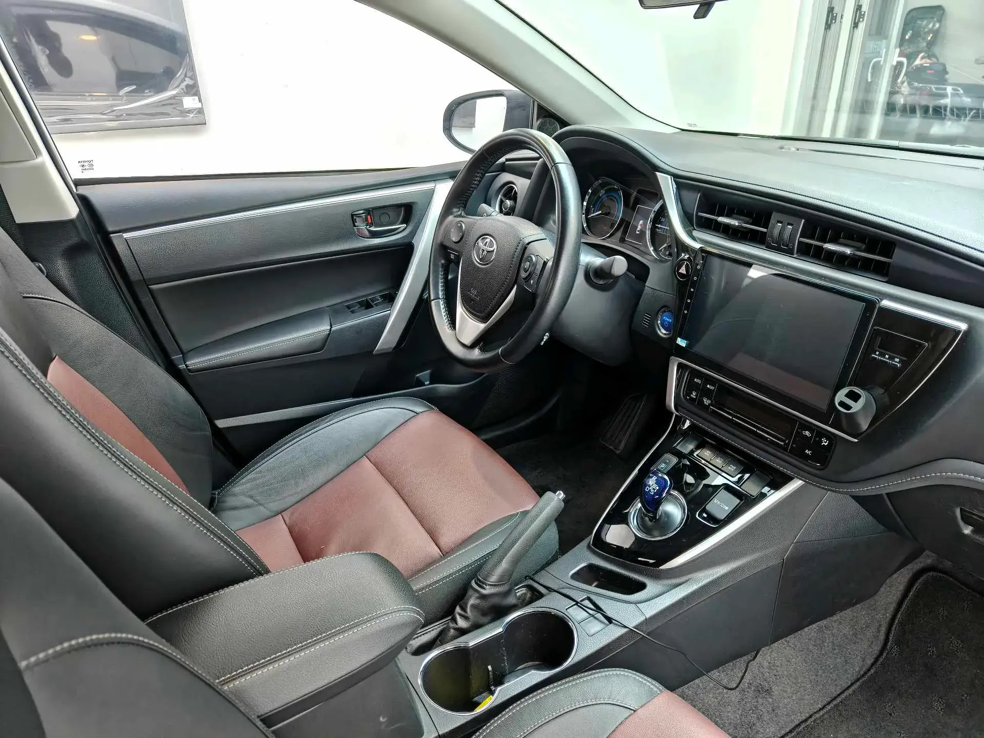 2018 TOYOTA COROLLA thumbnail 3