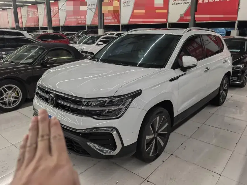 2023 VOLKSWAGEN THARU view 1