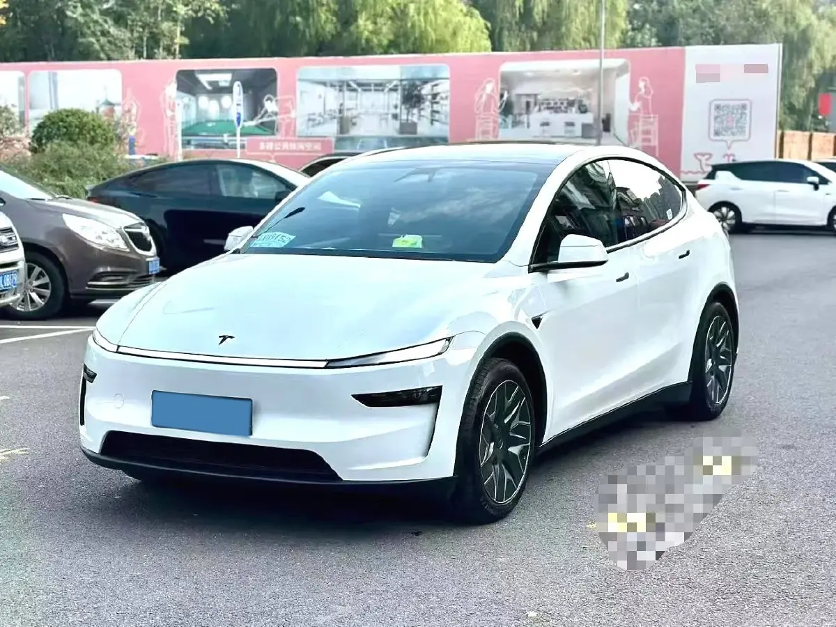2025 Tesla Model Y L BEV