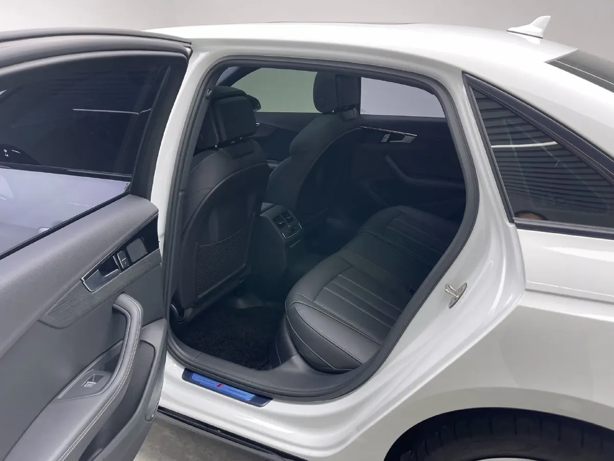 2024 Audi A4L 2.0T 190HP L4 7DCT,autocango,china used car exporter,china ev exporter,chinese used car exporter,chinese used ev exporter