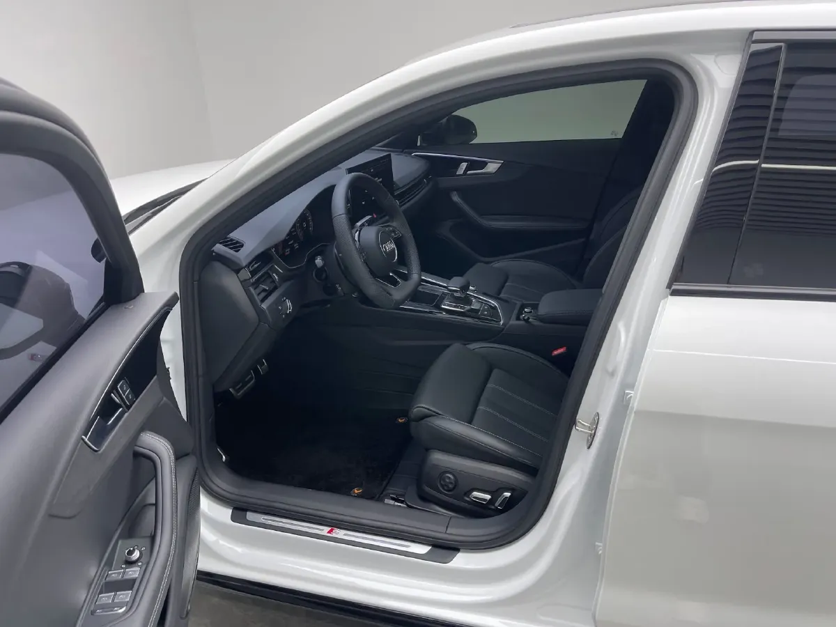 2024 Audi A4L 2.0T 190HP L4 7DCT,autocango,china used car exporter,china ev exporter,chinese used car exporter,chinese used ev exporter