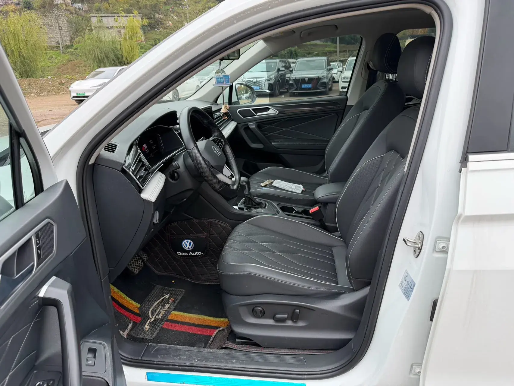 2023 VOLKSWAGEN TIGUAN thumbnail 3