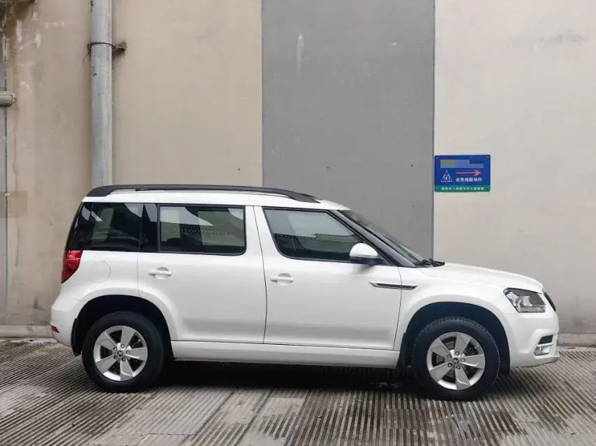 2017 SKODA YETI thumbnail 4