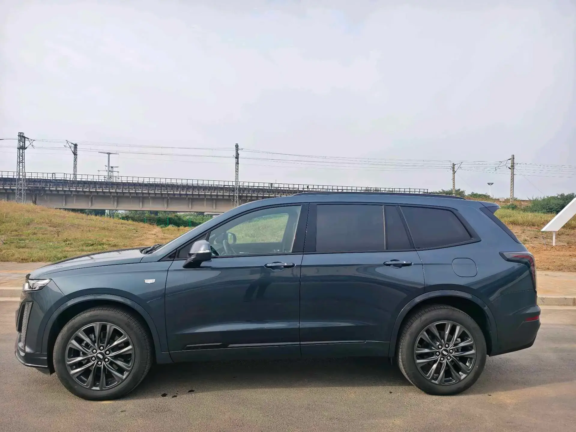 2025 CADILLAC XT6 thumbnail 4