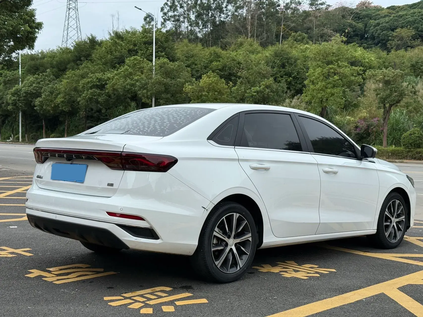 2022 GEELY EMGRAND thumbnail 3