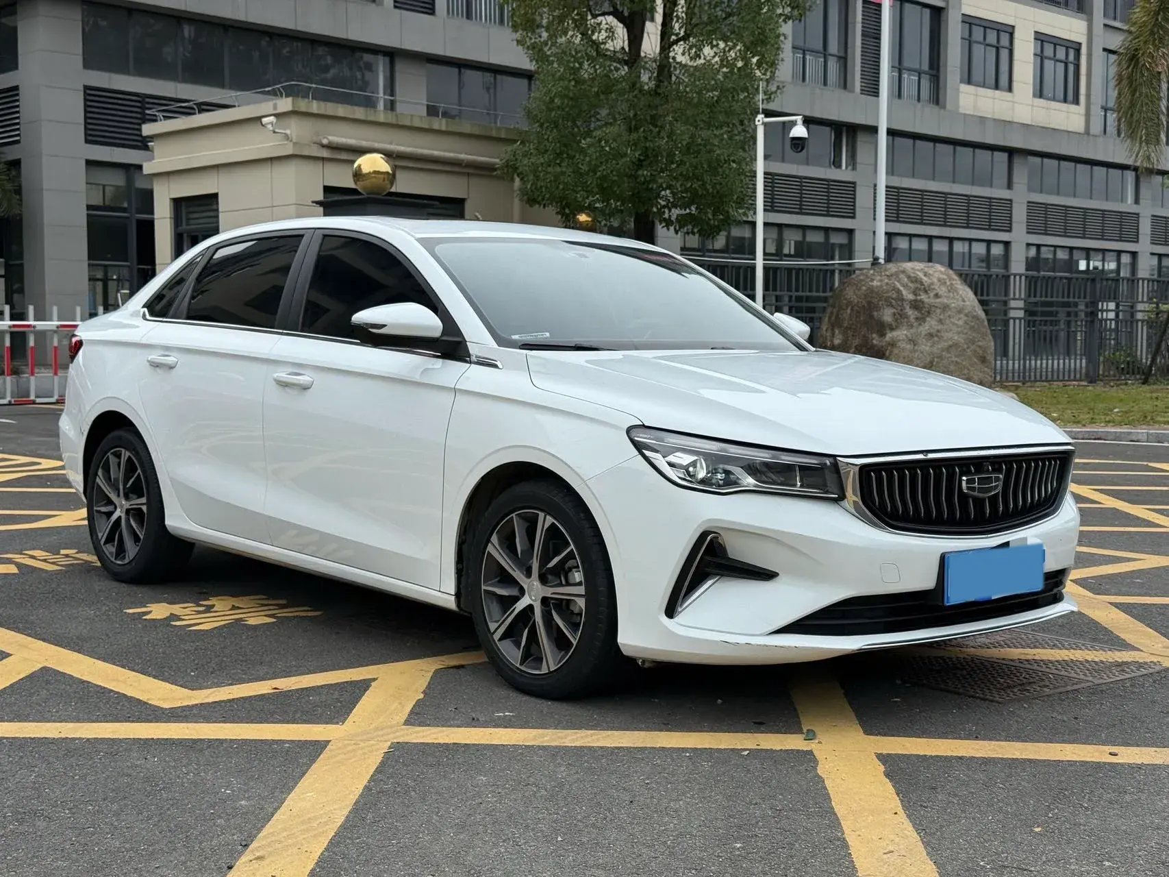 2022 GEELY EMGRAND thumbnail 2
