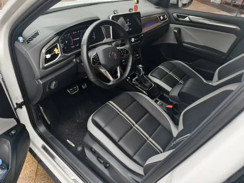 2023 VOLKSWAGEN T-ROC thumbnail 4