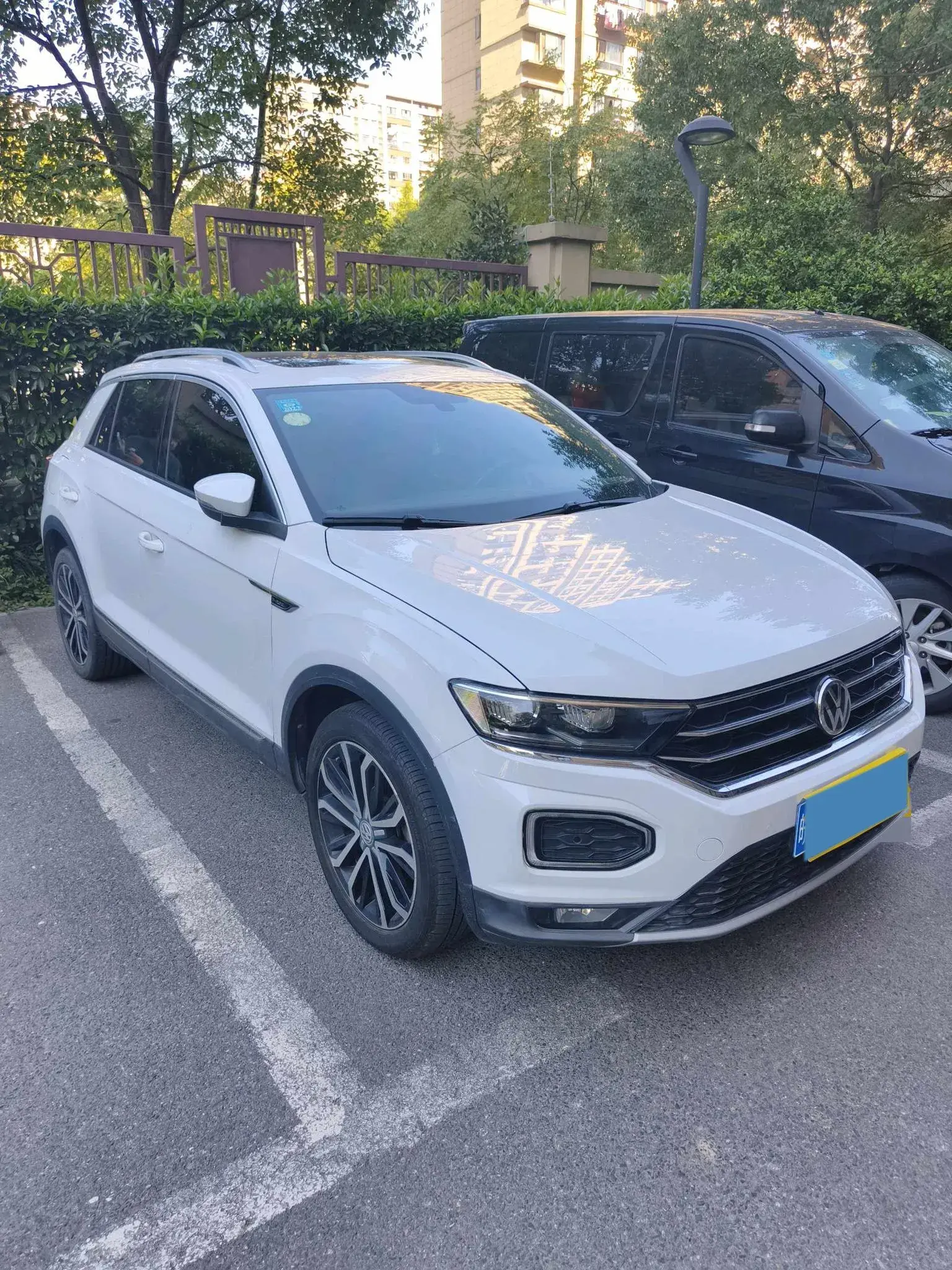 2019 VOLKSWAGEN T-ROC thumbnail 3