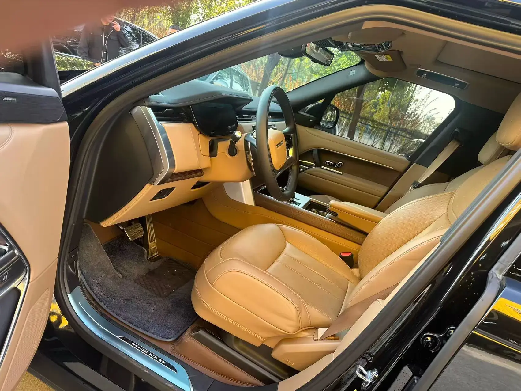 2025 LAND ROVER thumbnail 3