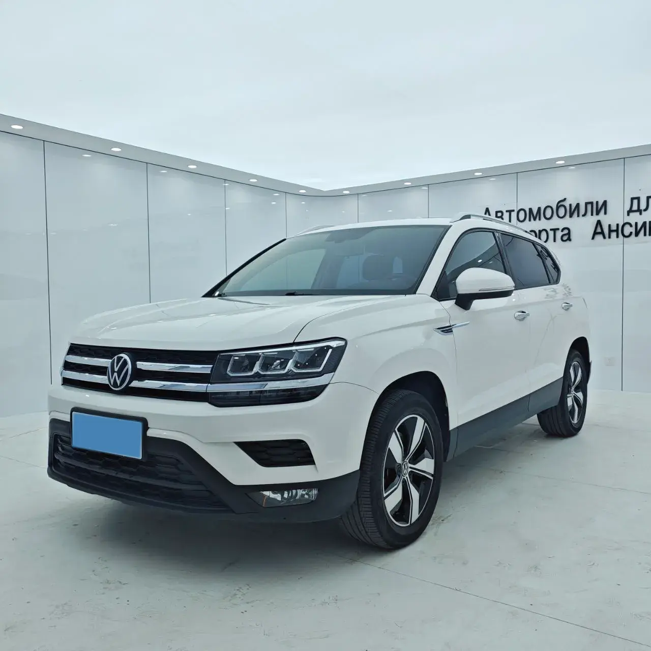 2021 VOLKSWAGEN THARU view 1