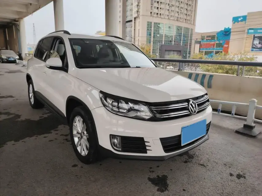 2017 VOLKSWAGEN TIGUAN thumbnail 4