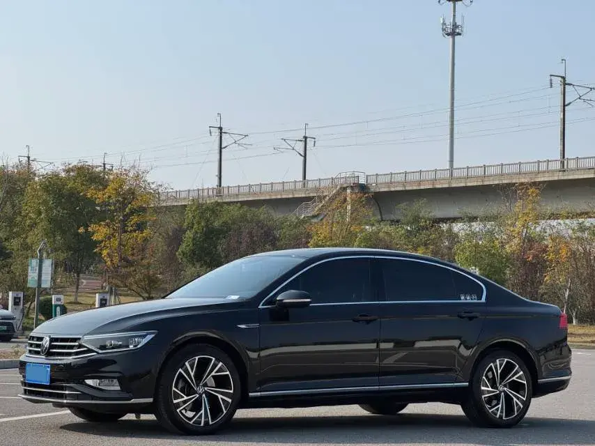 2021 VOLKSWAGEN MAGOTAN view 1