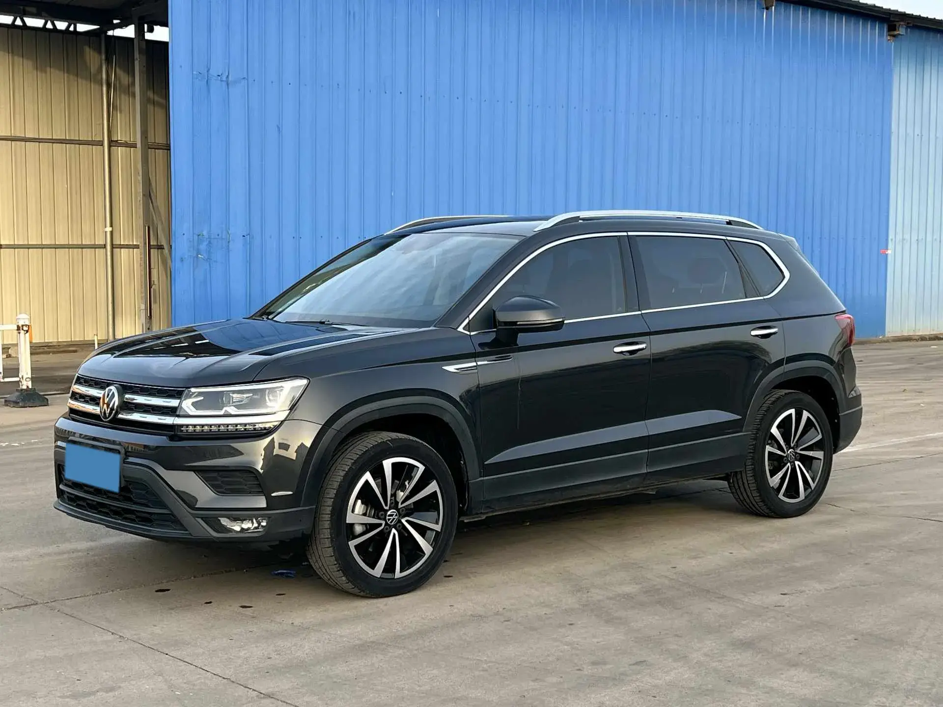 2021 VOLKSWAGEN THARU view 1