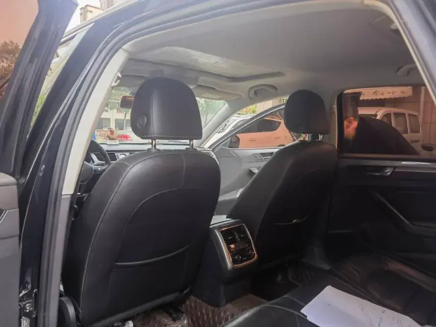 2017 VOLKSWAGEN PASSAT thumbnail 4