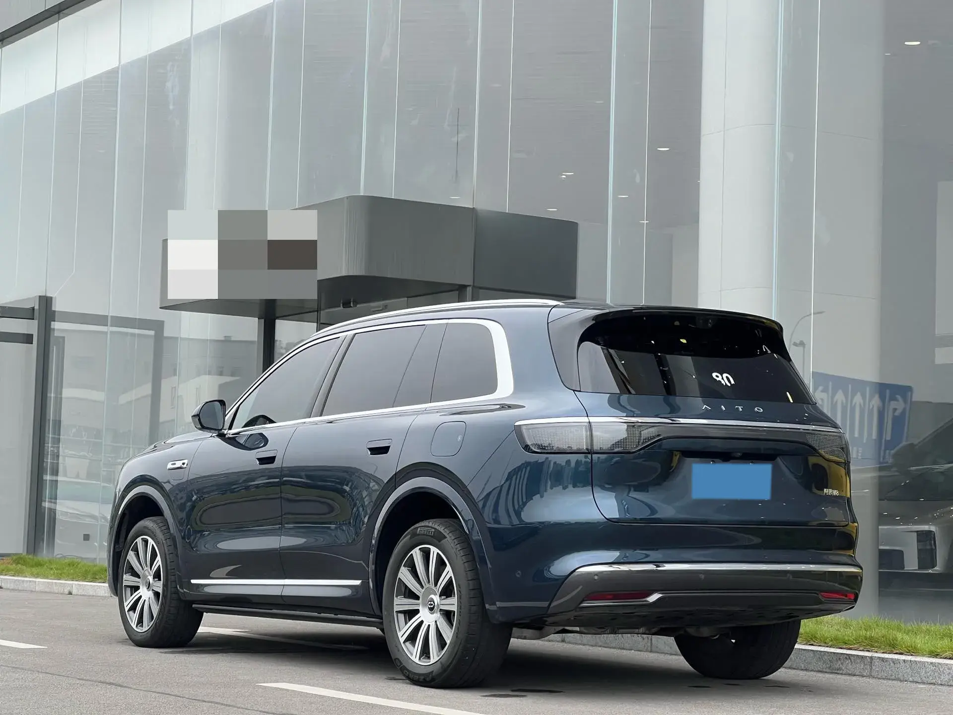 2025 AITO AITO thumbnail 3