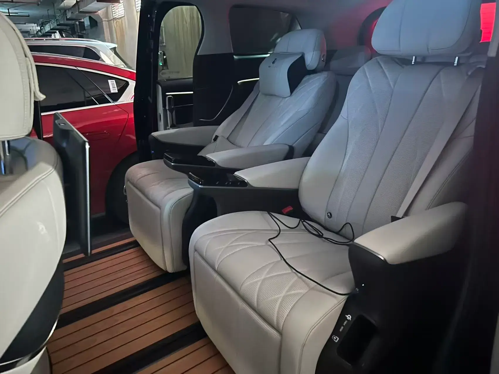 2025 DENZA D9 thumbnail 3