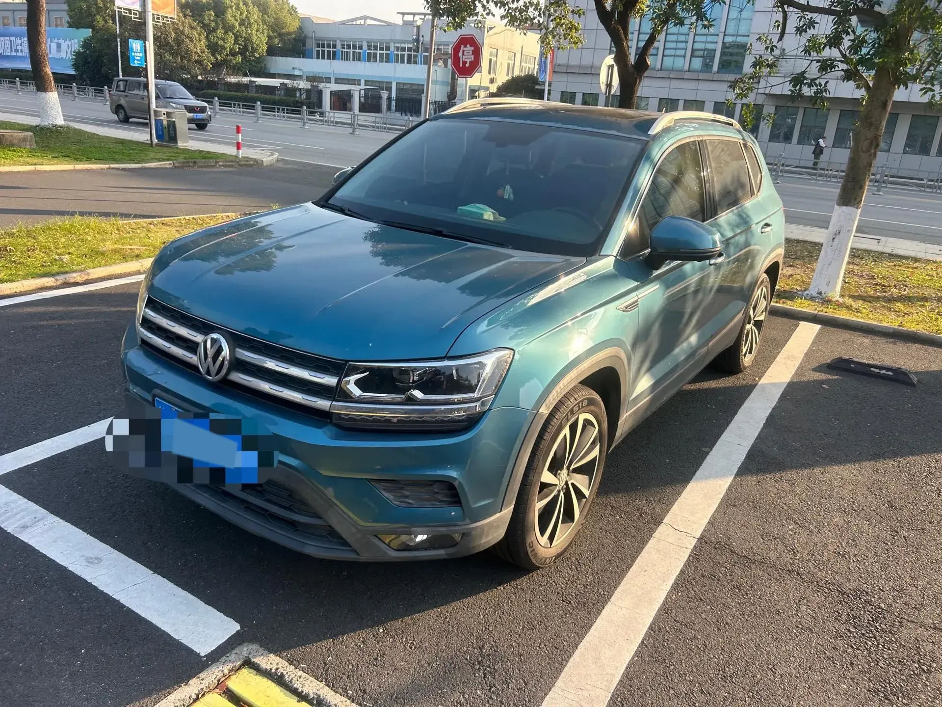 2021 VOLKSWAGEN THARU view 1