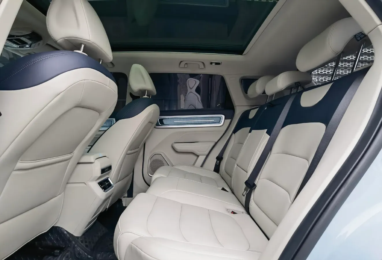 2023 Geely ICON 1.5T 181HP L4 7DCT,autocango,china used car exporter,china ev exporter,chinese used car exporter,chinese used ev exporter