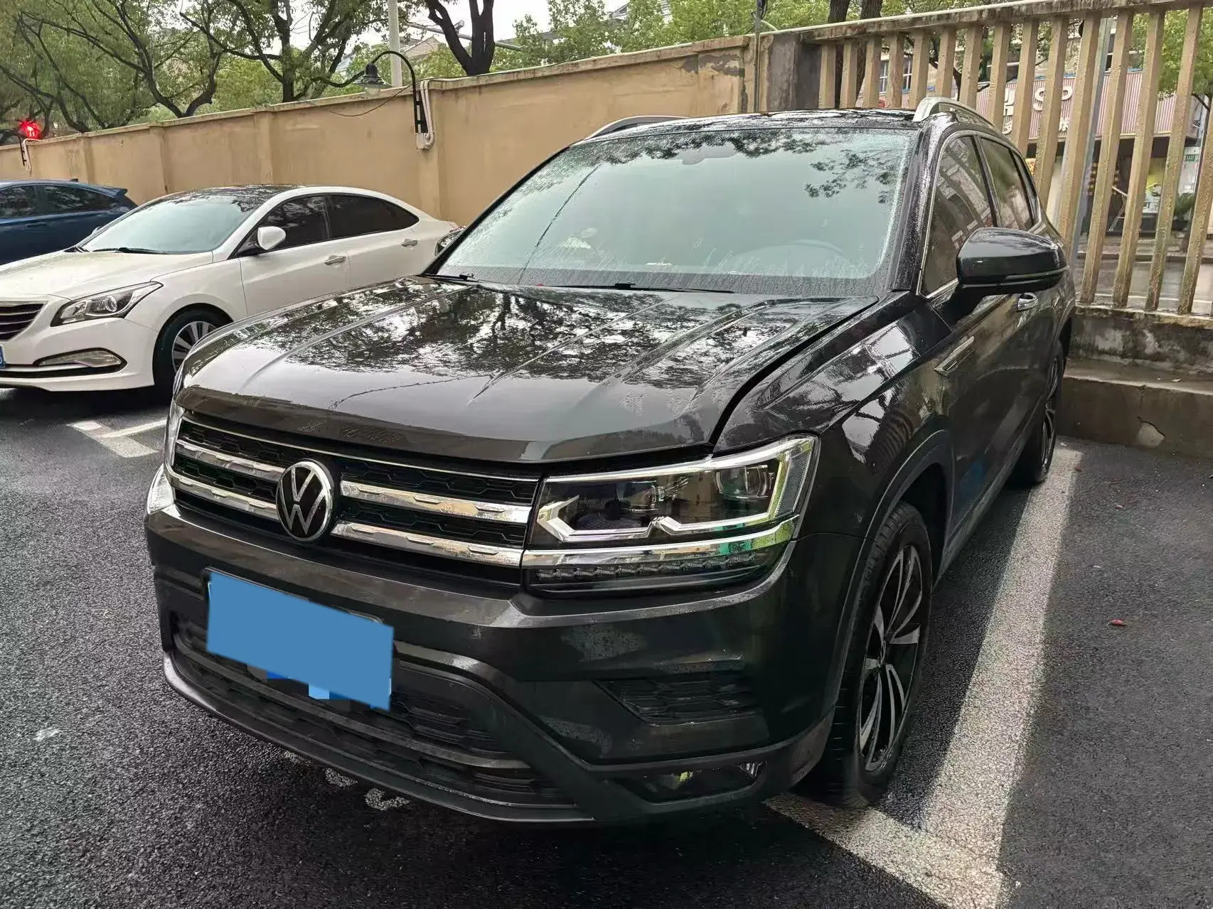 2021 VOLKSWAGEN THARU view 1