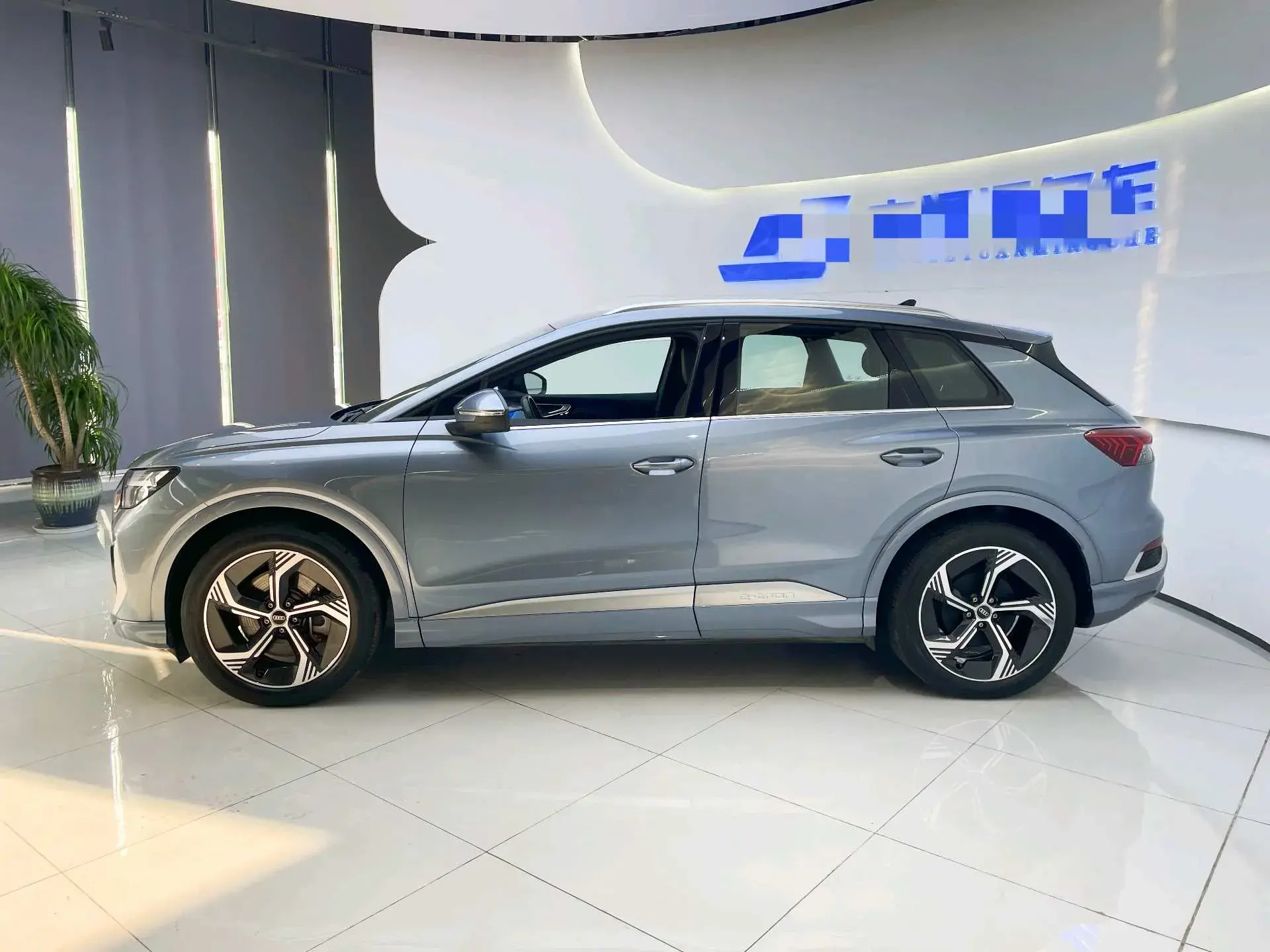 2024 AUDI Q4 thumbnail 2