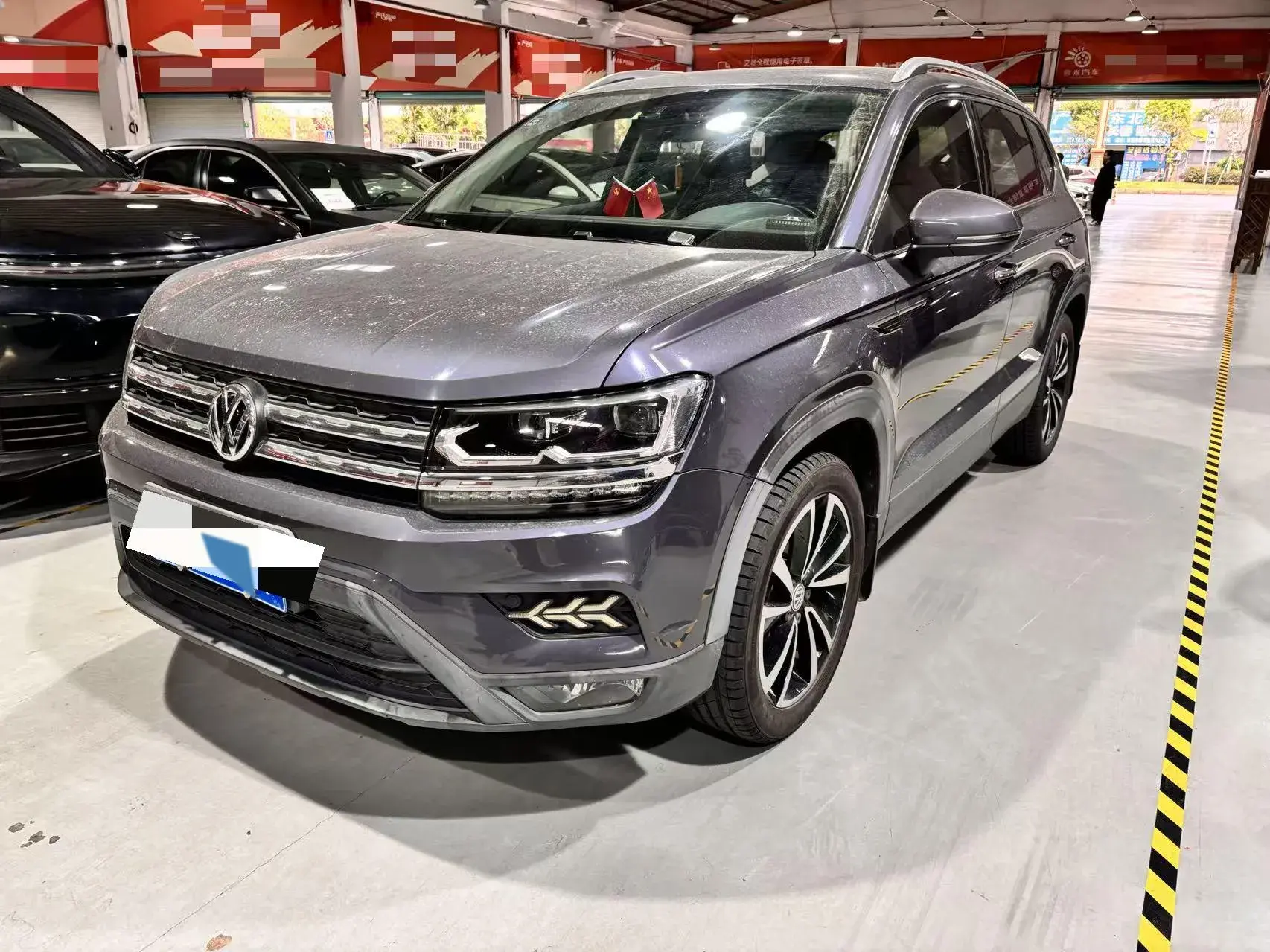 2020 VOLKSWAGEN THARU view 1