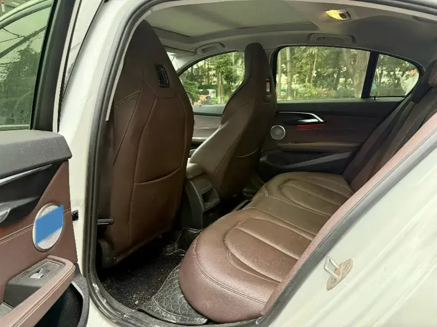 2022 BMW 1 thumbnail 4