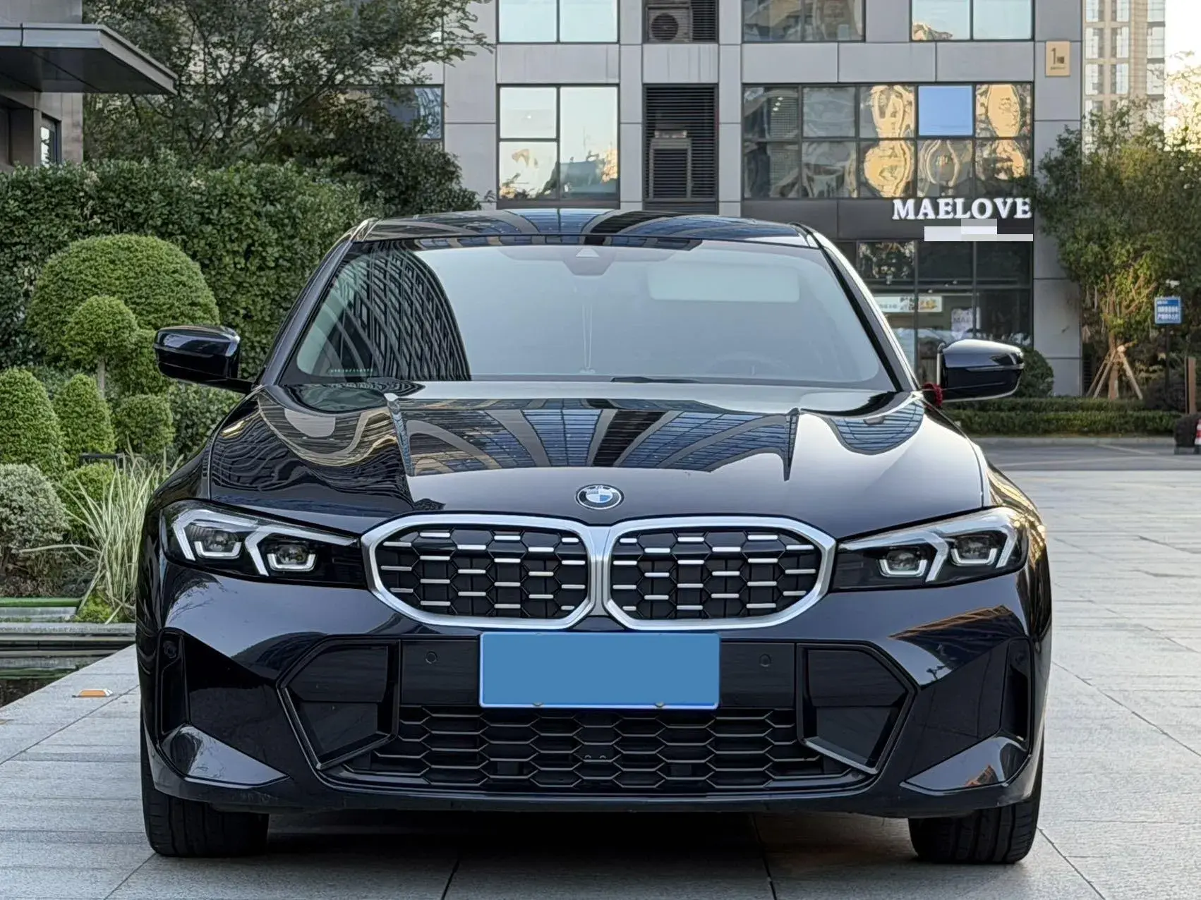 2024 BMW 3 thumbnail 2