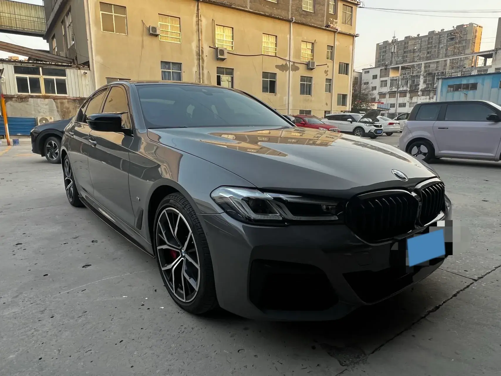 2022 BMW 5 thumbnail 2