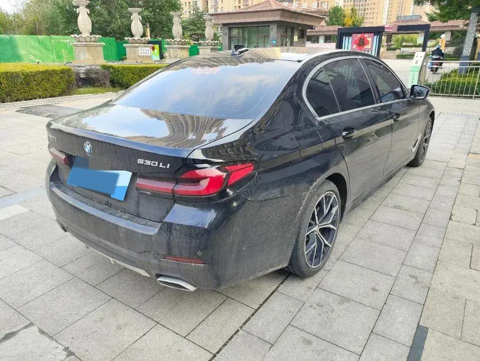 2022 BMW 5 thumbnail 4