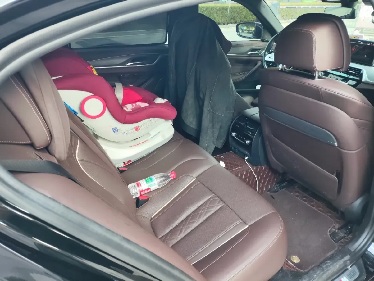 2022 BMW 5 Series 2.0T 252HP L4 8AT,autocango,china used car exporter,china ev exporter,chinese used car exporter,chinese used ev exporter