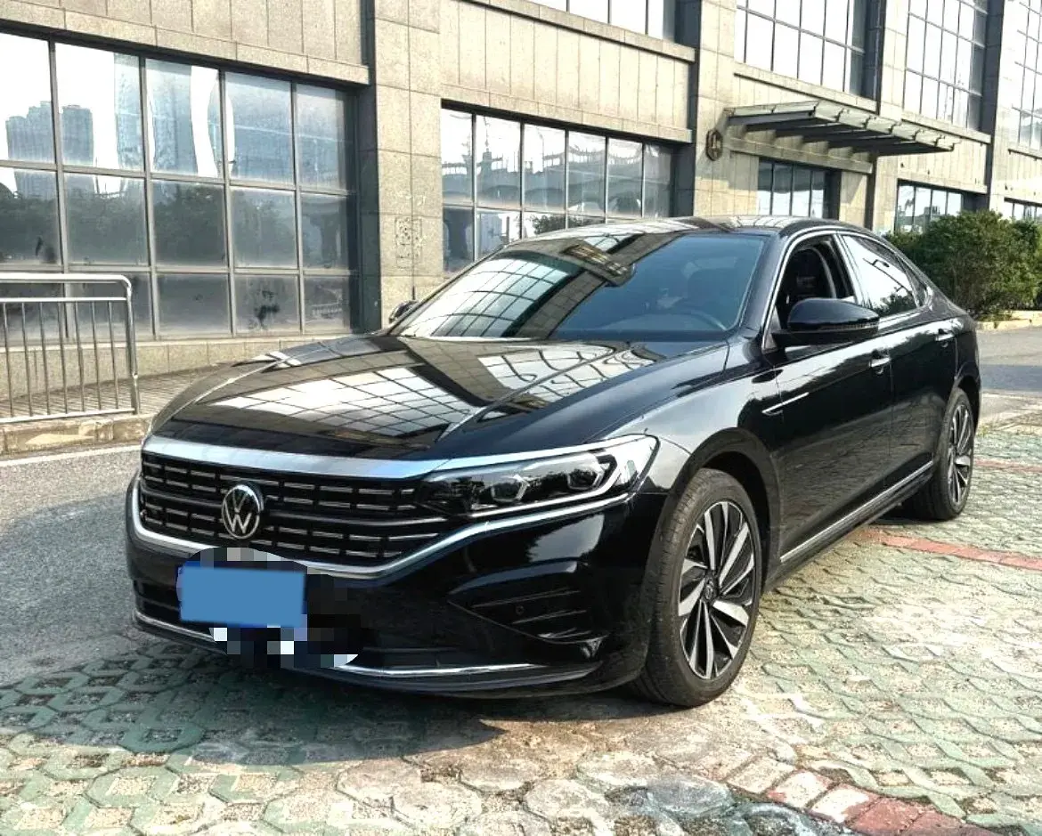 2023 VOLKSWAGEN PASSAT view 1