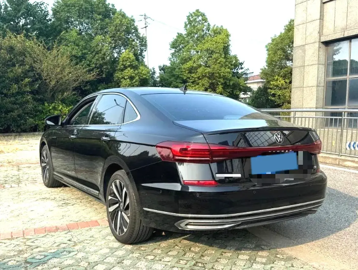 2023 VOLKSWAGEN PASSAT thumbnail 4