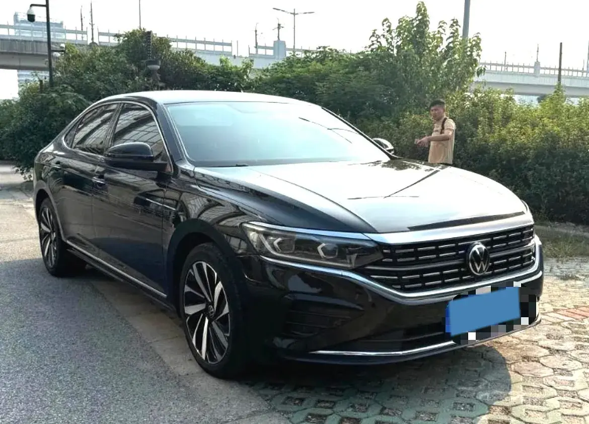 2023 VOLKSWAGEN PASSAT thumbnail 2