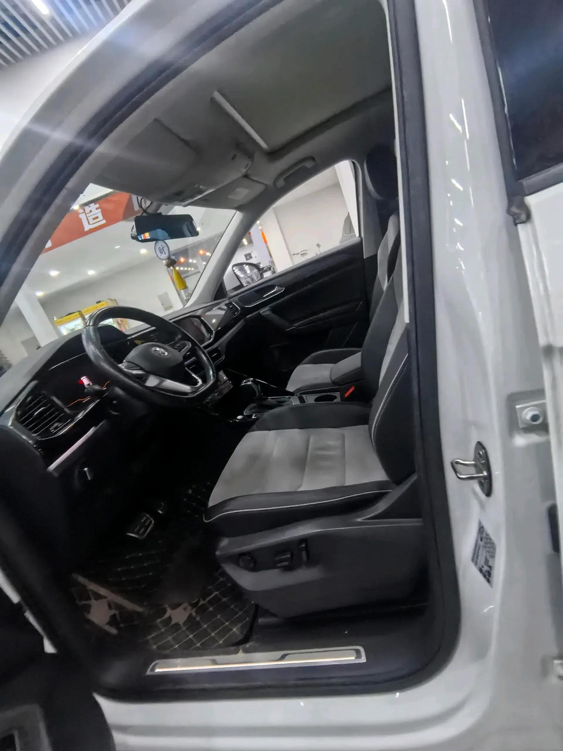 2020 VOLKSWAGEN TAYRON thumbnail 3