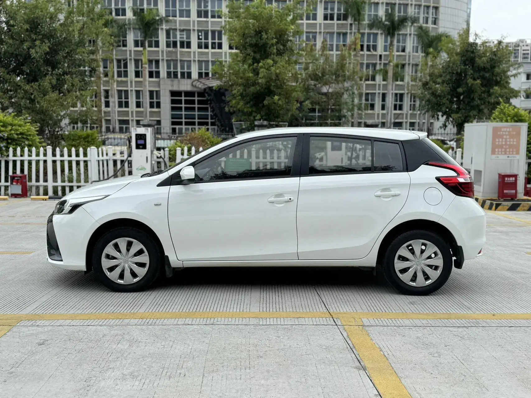 2019 TOYOTA YARIS thumbnail 4