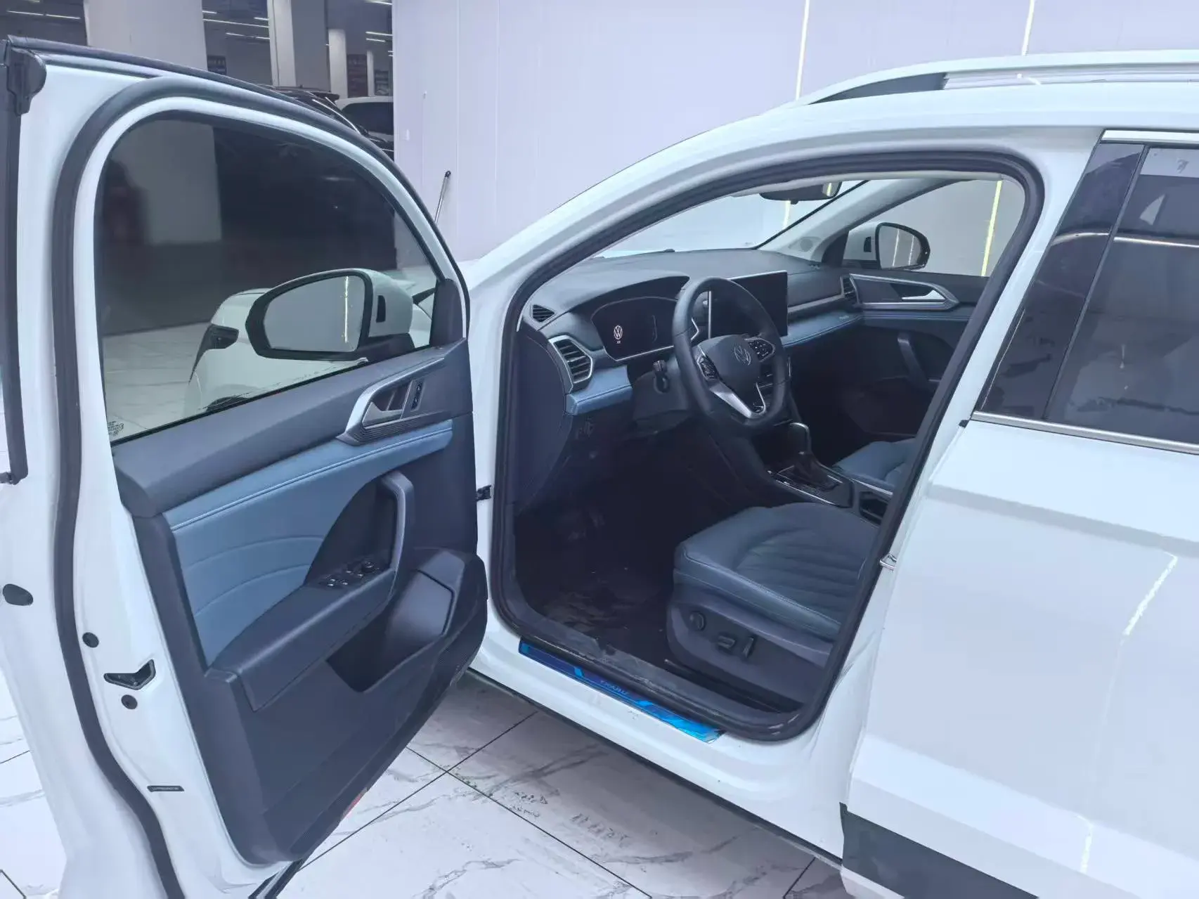 2023 VOLKSWAGEN THARU thumbnail 4