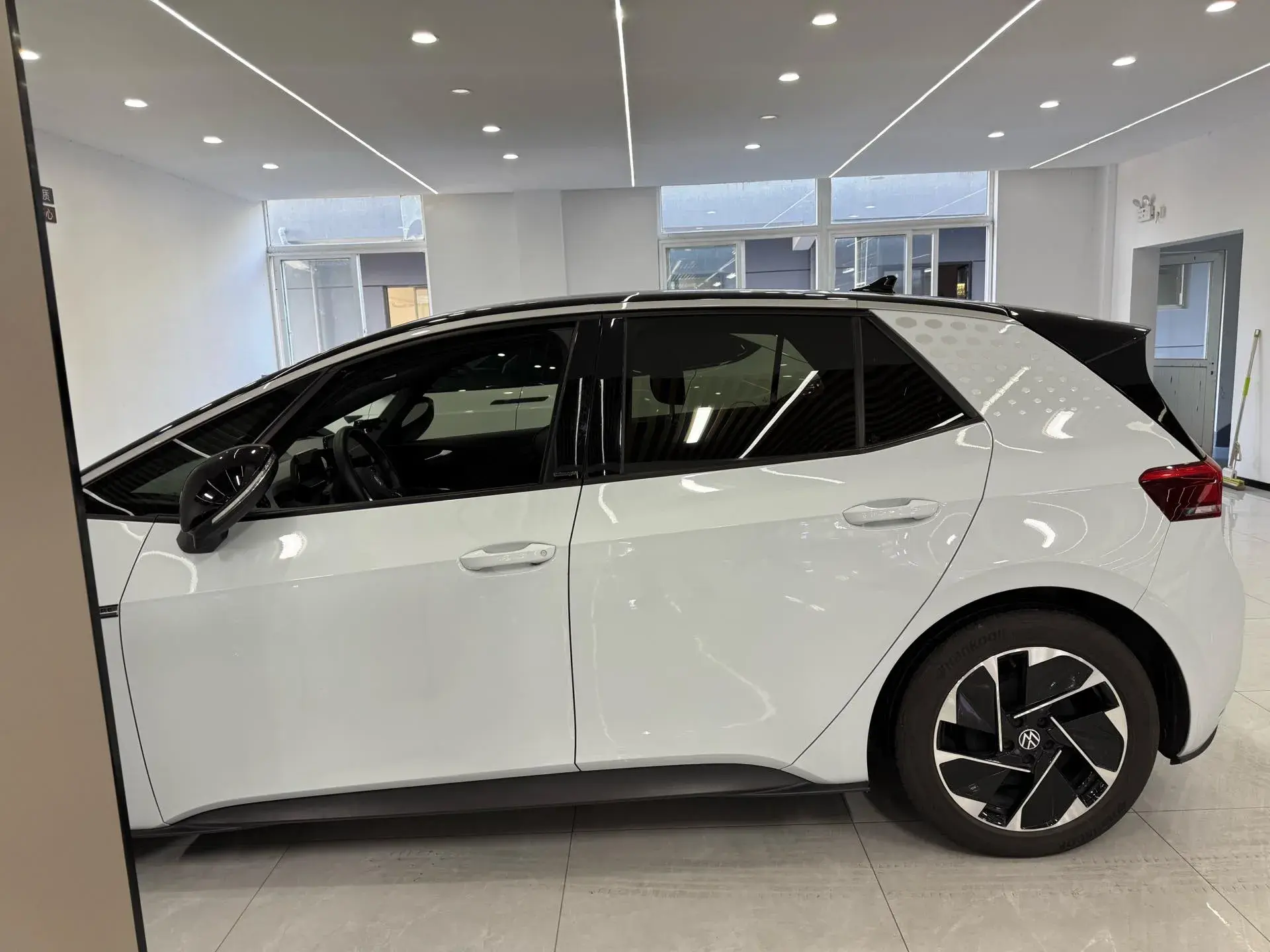 2024 VOLKSWAGEN ID.3 thumbnail 3