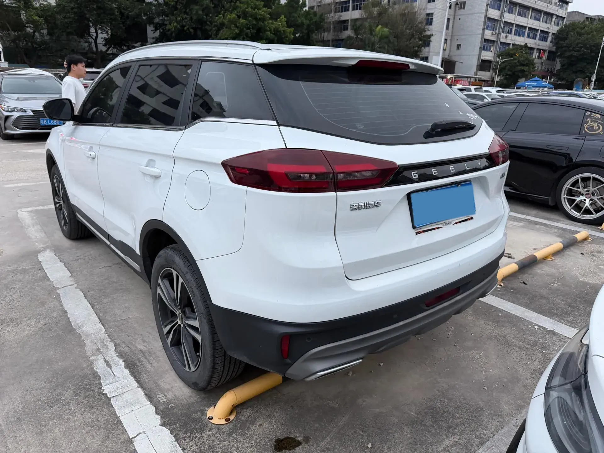 2022 GEELY AZKARRA thumbnail 4