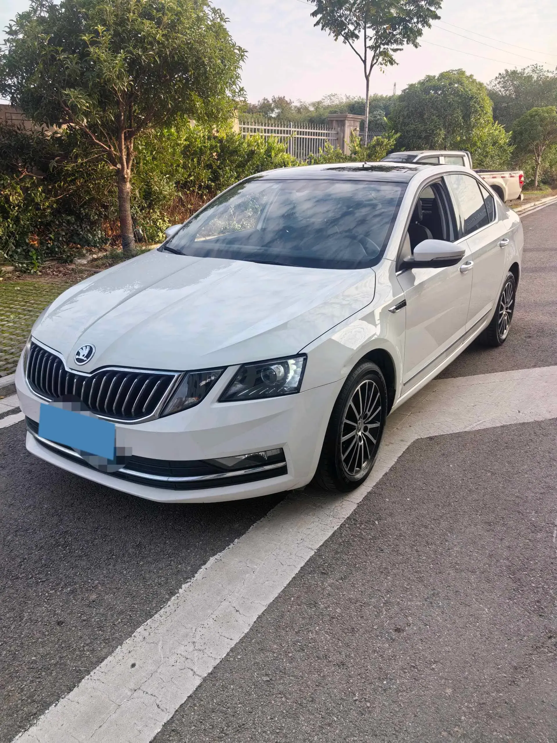 2019 SKODA OCTAVIA view 1